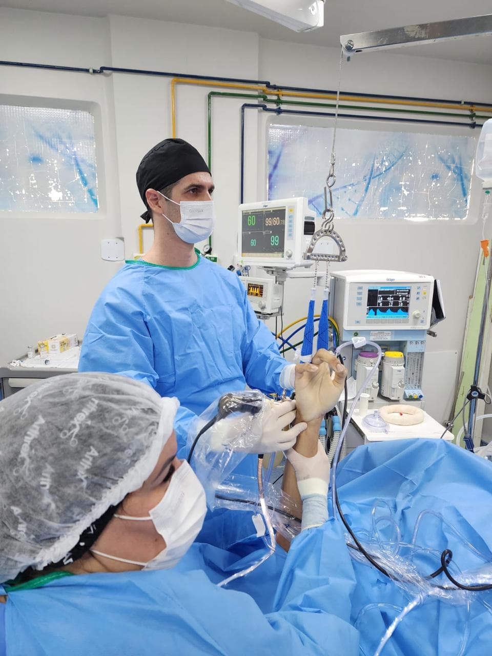 Dr. Daniel Pinheiro durante procedimento de cirurgia da mão no centro cirúrgico