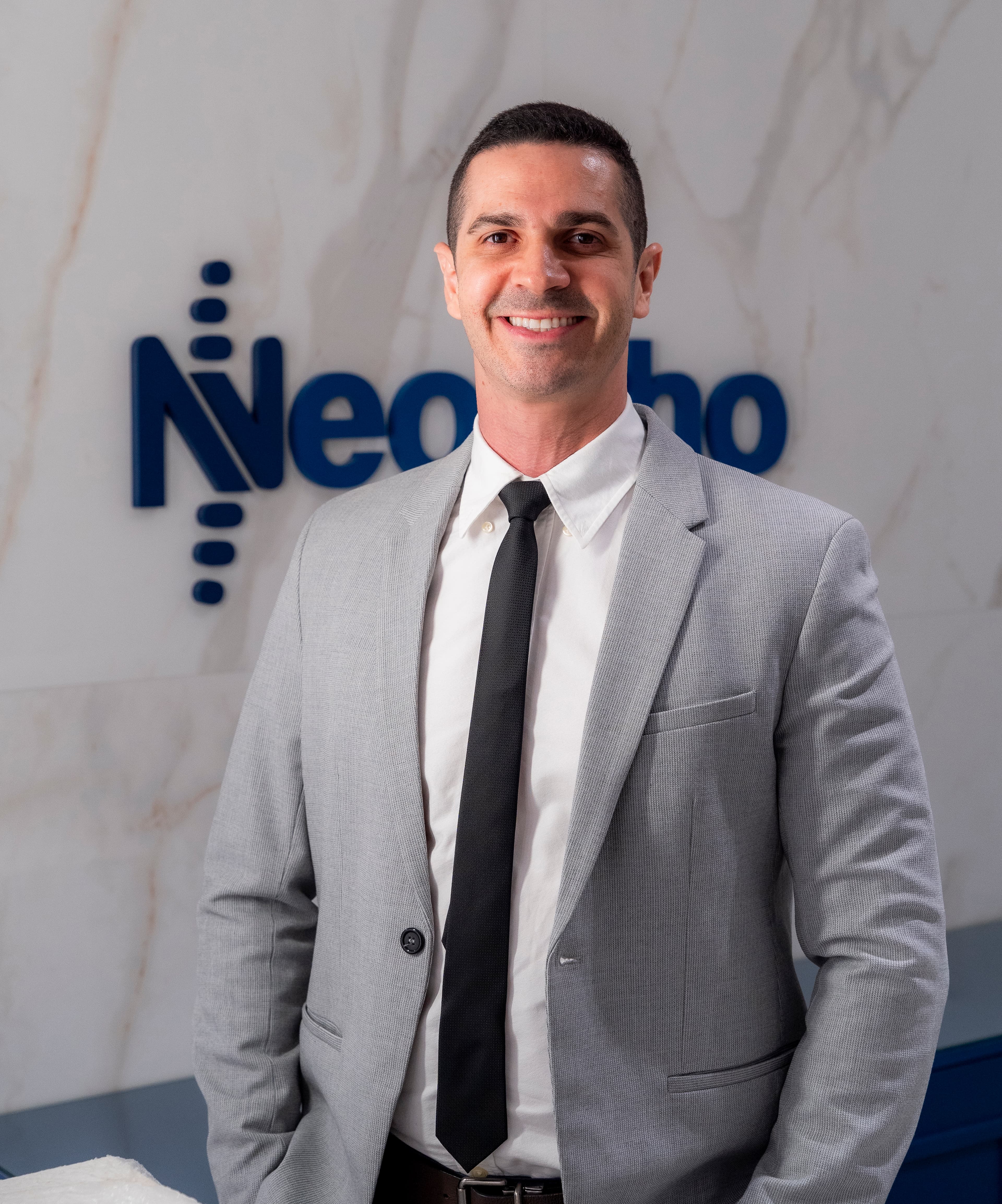 Dr. Daniel Pinheiro, cirurgião de mão, na Clínica Neortho em Campos dos Goytacazes